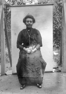 853684 Portret van een onbekende dame met enkele rozen in haar handen.